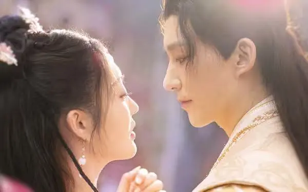 《医见钟情，奈何陛下偏要宠我》：高甜古装恋爱，腹黑皇帝与天才医女的甜蜜碰撞！